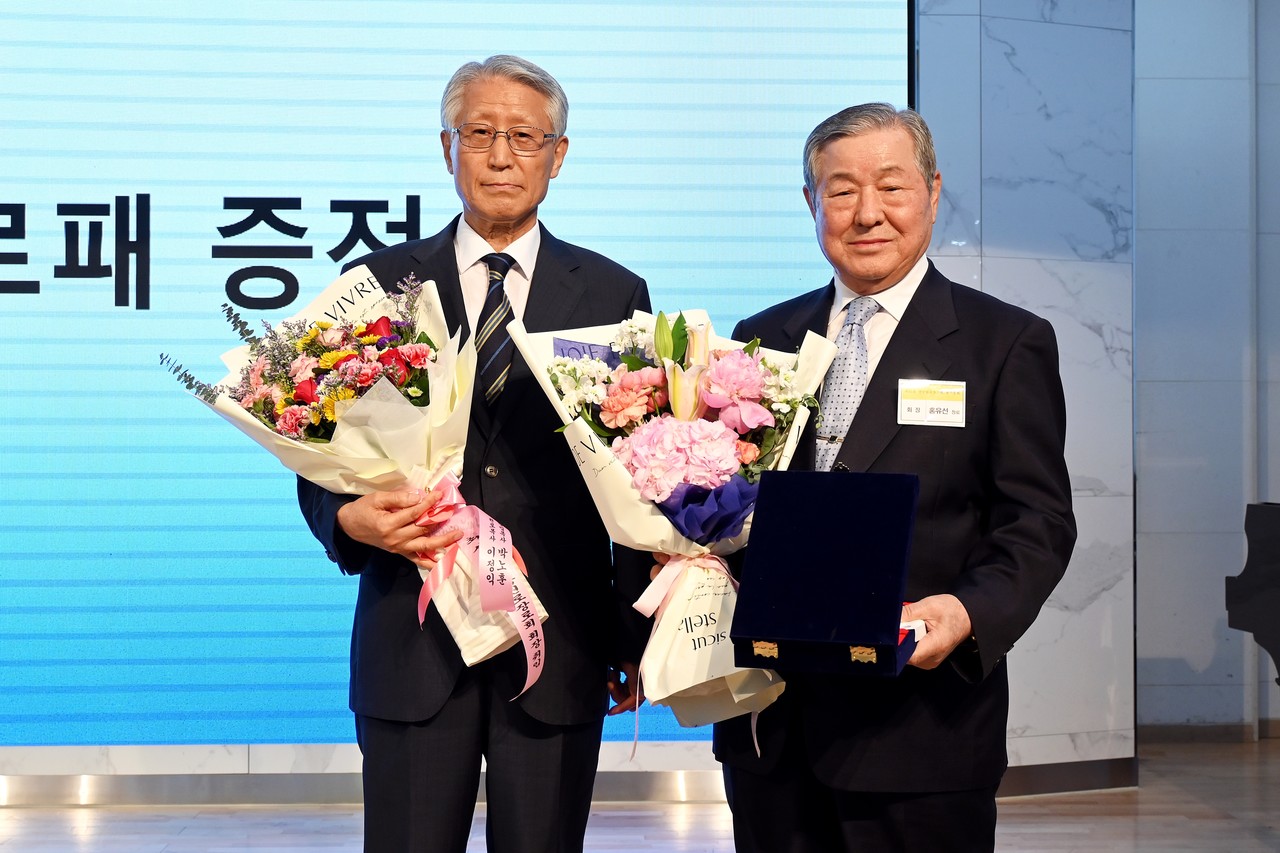 신임 회장 최사철 원로장로와 직전회장 홍유선 장로.