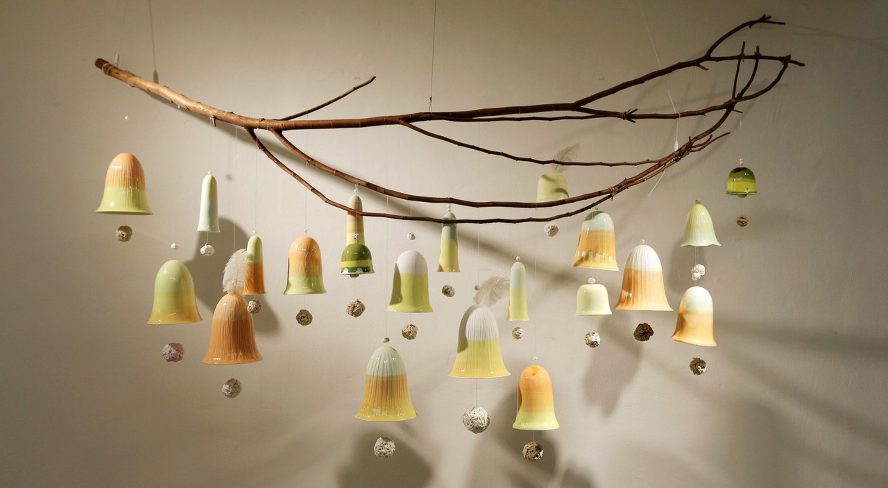 소망교도소에서 진행 중인 ‘유승현 설치 도예가 초대전-소망의 종’. (사진=소망교도소 제공)