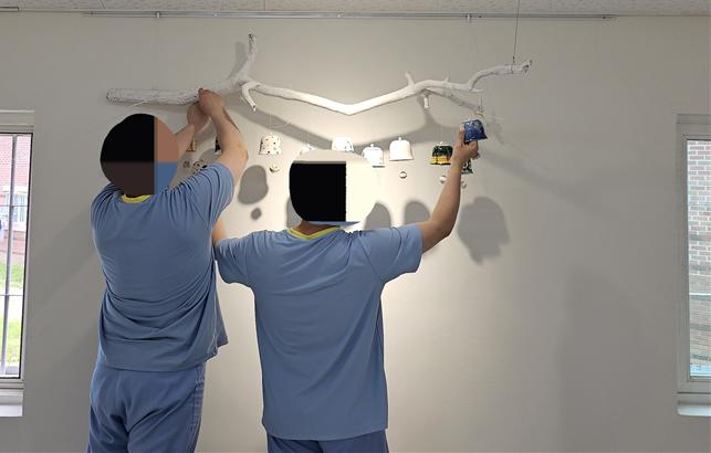 전시 작품을 설치 중인 수형자들. (사진=소망교도소 제공)