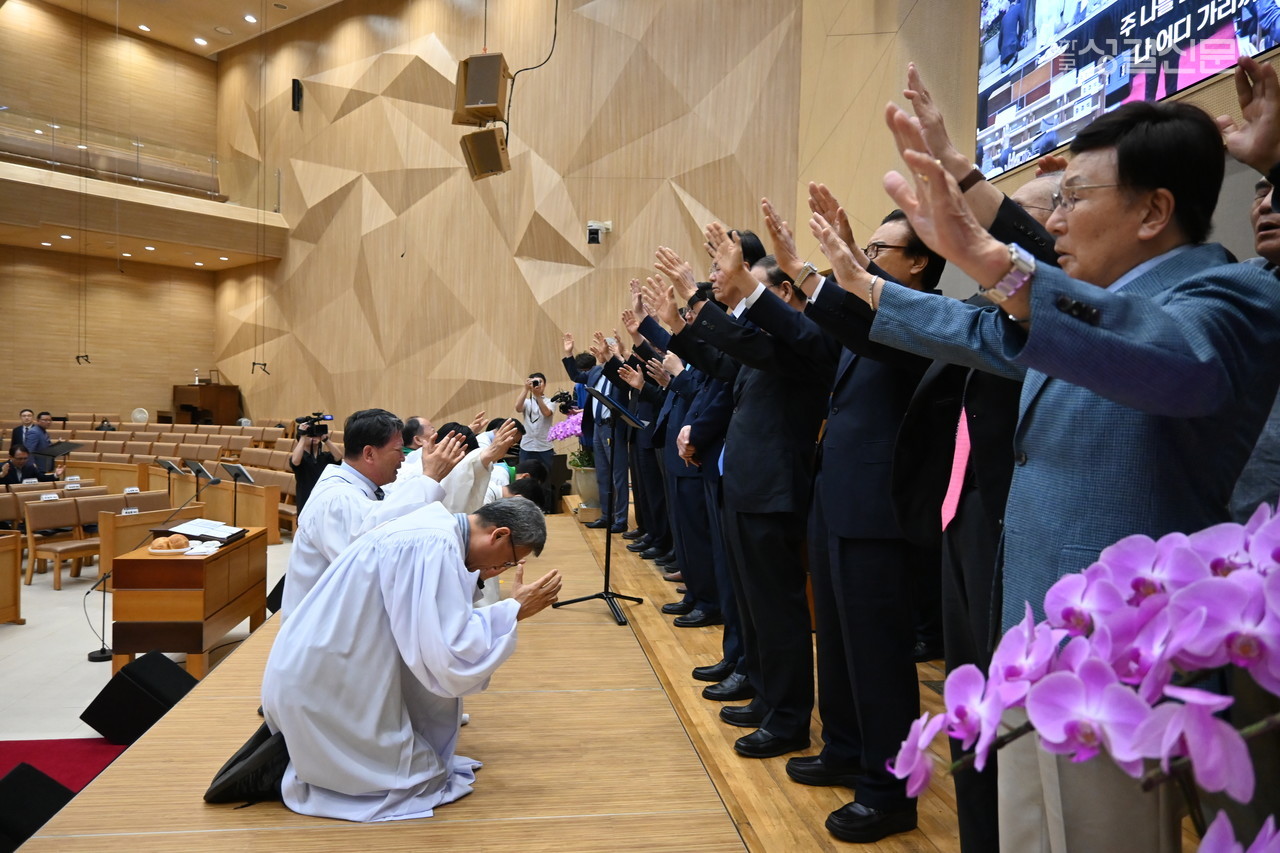 제118년차 총회 임원들이 전 정부총회장들 앞에 무릎꿇고 안수기도를 받았다. 