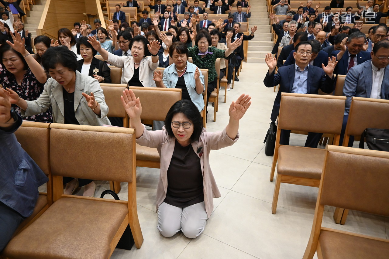 평신도 기관장들도 회개와 상생의 예배에 참석해 뜨겁게 통성기도로 회개했다. 사진은 전국권사회 직전회장 홍필현 권사가 기도하는 모습.