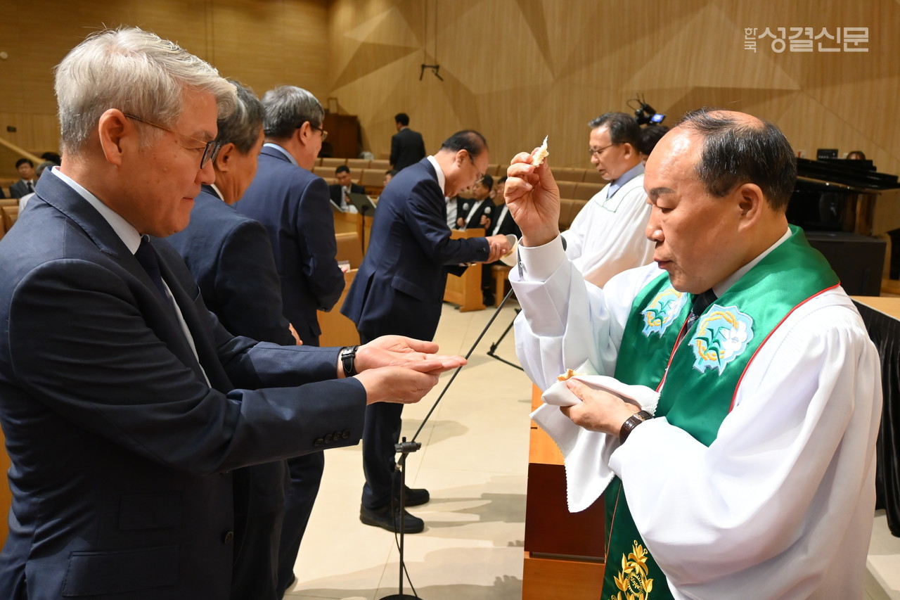 초대교회 성례전이 엄숙한 가운데 거행됐다. 사진은 류승동 총회장이 한기채 전 총회장에게 떡을 떼어주는 모습.