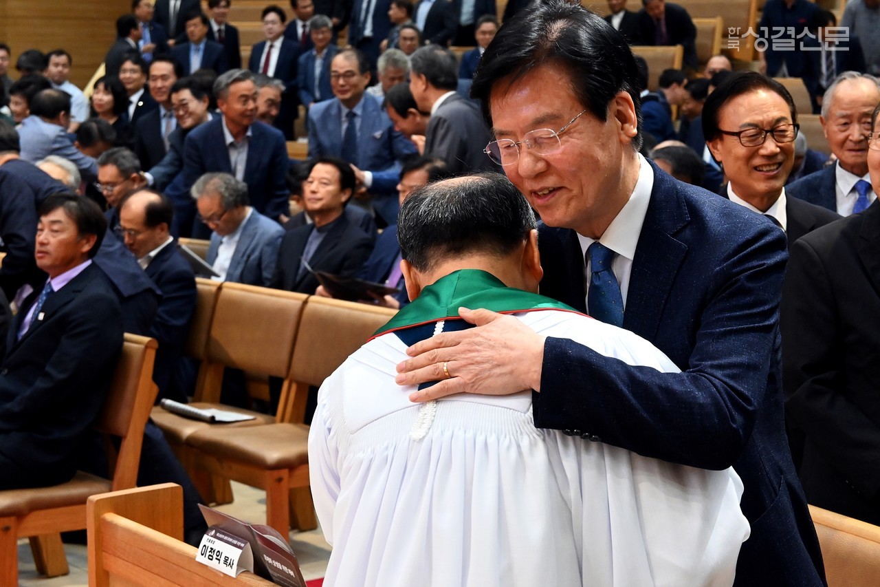"주님의 평화"라고 서로 인사하며 평화의 인사를 나누고 있는 회개 기도성회 참석자들. 사진은 류승동 총회장을 격려하고 있는 전 총회장 이정익 목사의 모습.