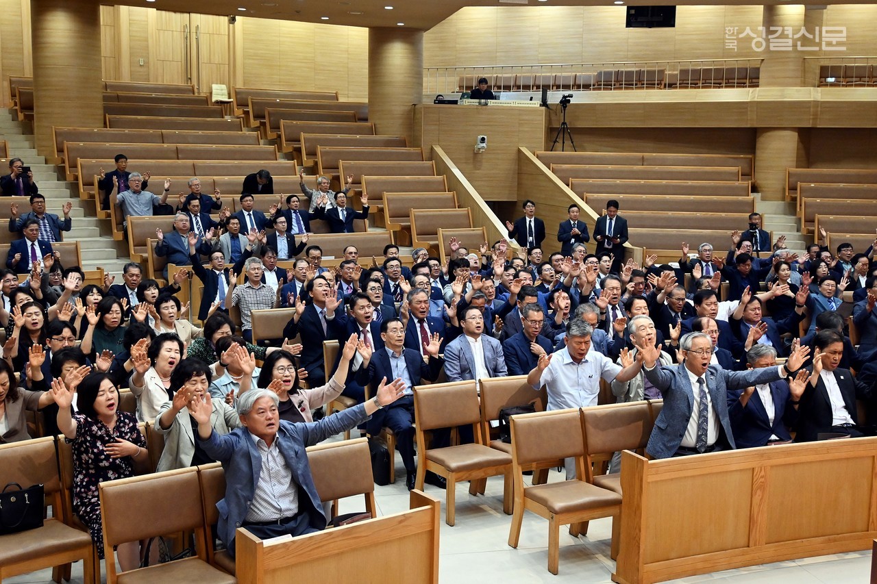 제118년차 총회 임원단을 시작으로 회개 기도성회에 참석한 교단 관계자들 모두 회개와 상생을 통해 새로워질 성결교회를 기대하며 간절히 기도했다.