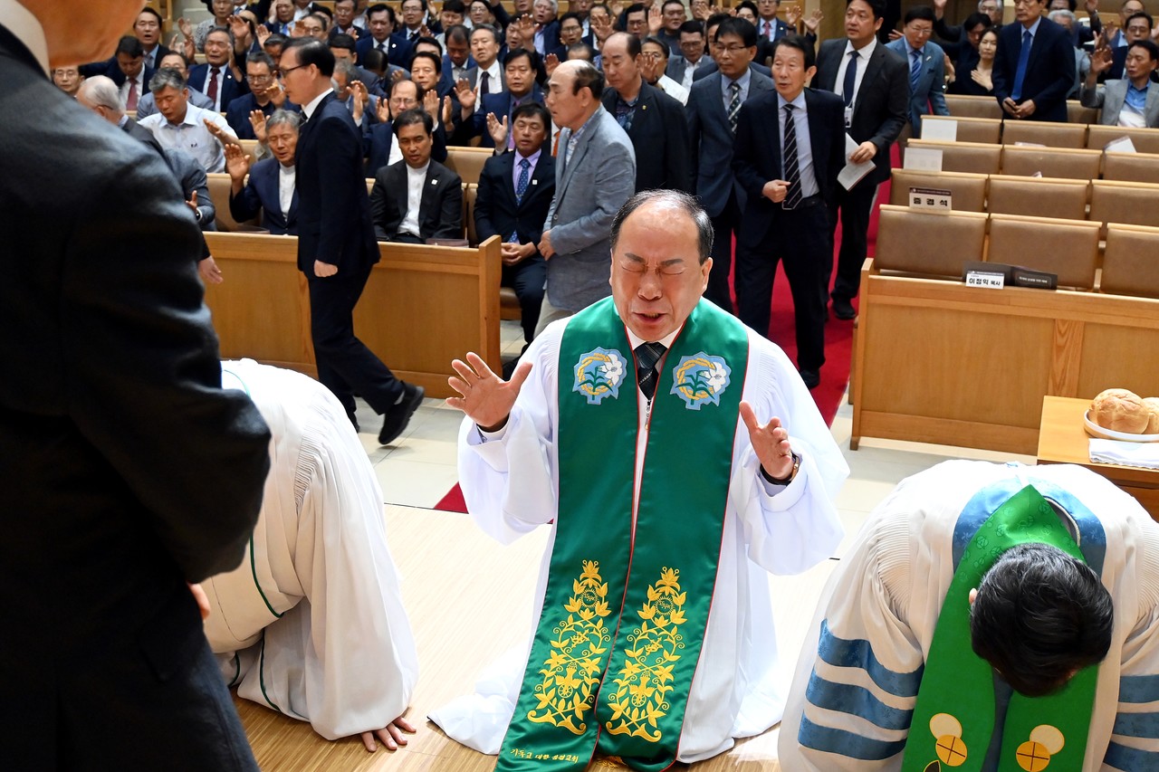 류승동 총회장을 비롯해 총회 임원단은 회개와 눈물의 기도로 제118년차 총회의 시작을 알렸다.