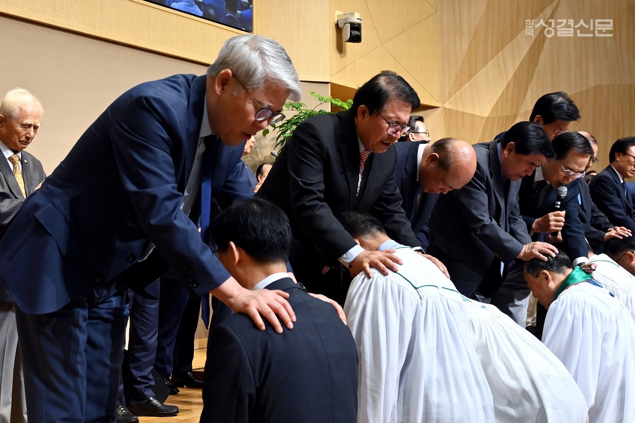총회 임원단과 제118년차 총회를 위해 전 총회장들이 안수기도하고 있는 모습.