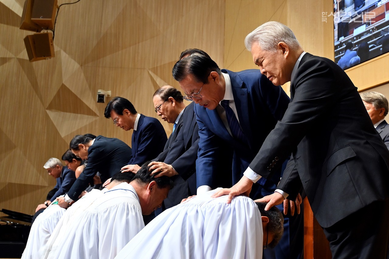 총회 임원단과 제118년차 총회를 위해 전 총회장들이 안수기도하고 있는 모습.