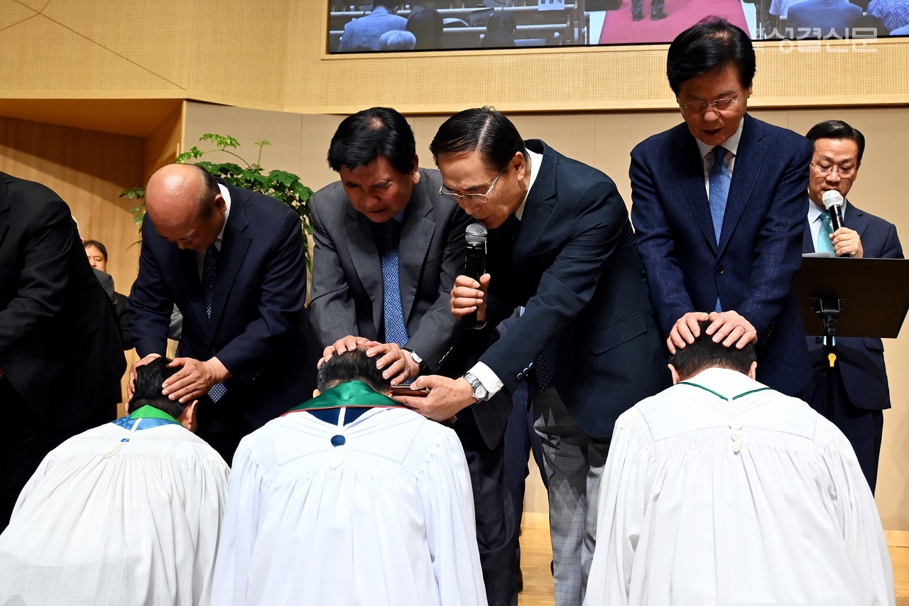 총회 임원단과 제118년차 총회를 위해 전 총회장들이 안수기도하고 있는 모습.