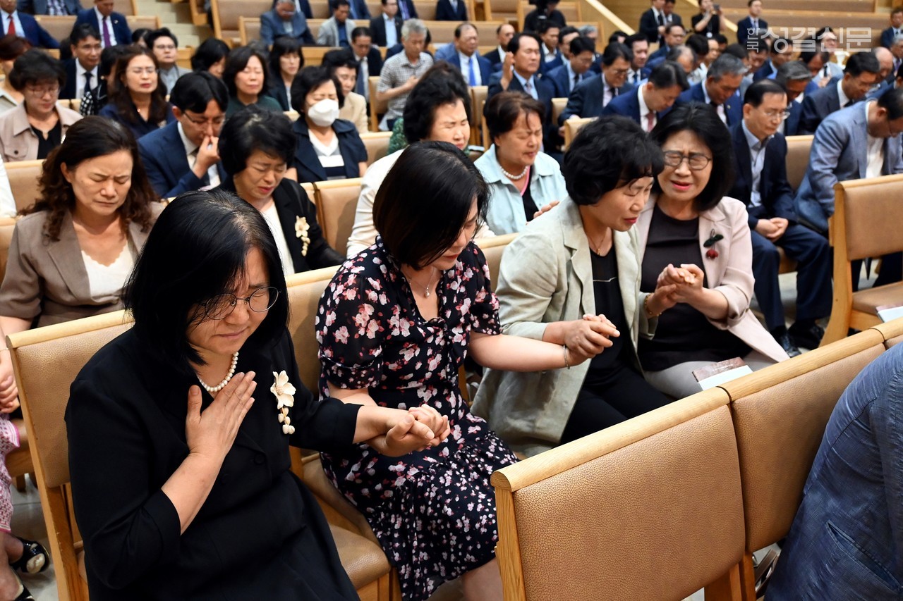 평신도 기관장들도 회개와 상생의 예배에 참석해 뜨겁게 통성기도로 회개했다.