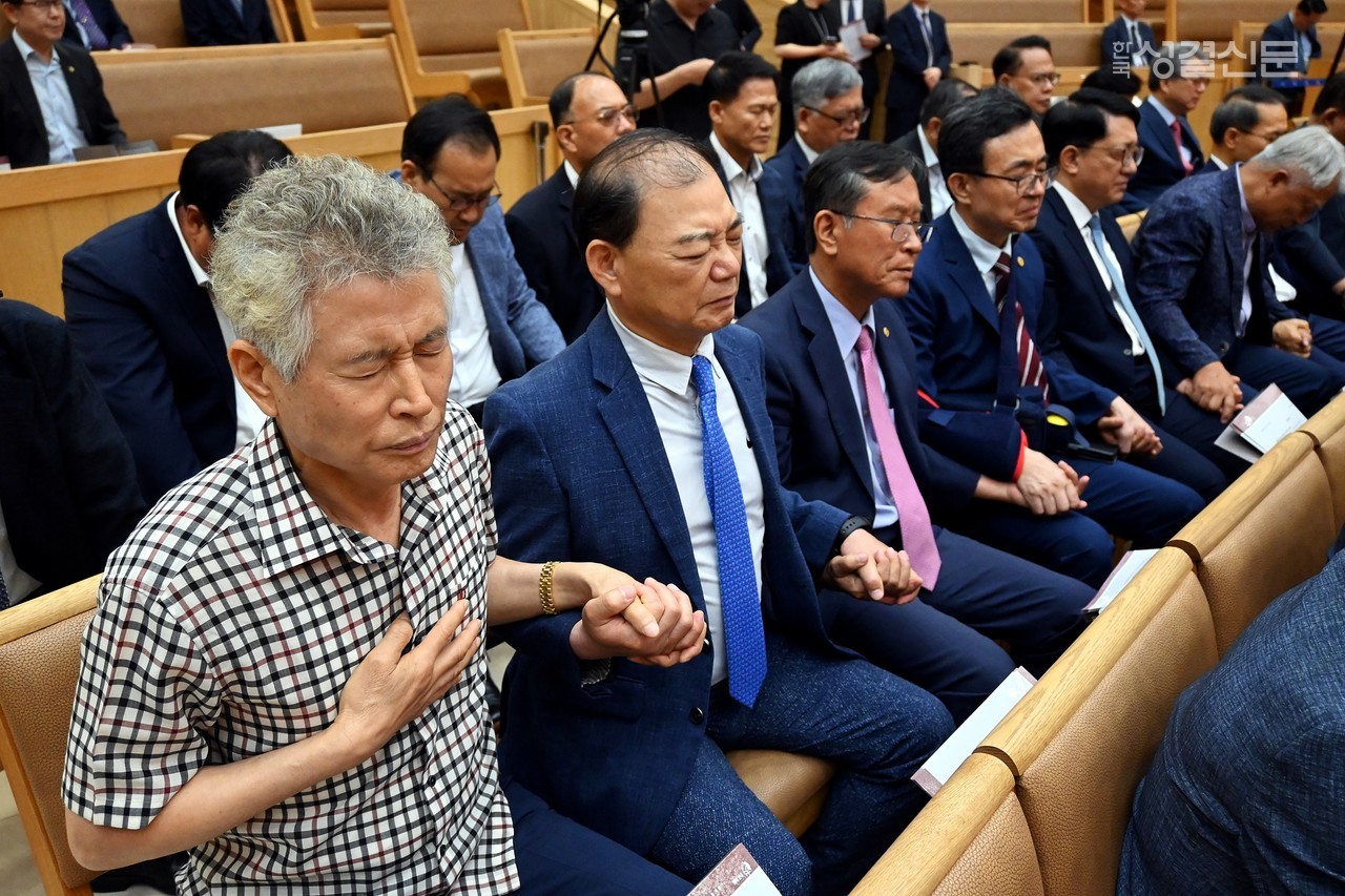기도성회 참석자들은 회개와 상생의 기도로 성결교단의 도약을 위해 통성으로 간절히 기도했다.