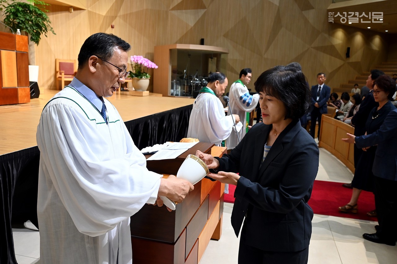 엄숙한 가운데 거행된 초대교회 성례전. 사진은 장로 부총회장 노성배 장로가 배종위원으로 섬기고 있는 모습.