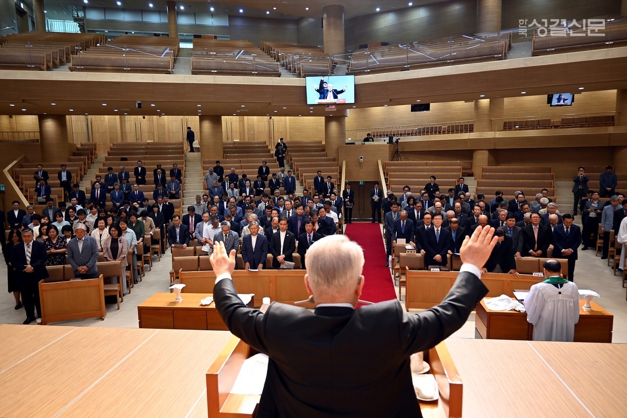 제118년차 성결교회 회개 기도성회에서 축도를 하고 있는 전 총회장 이신웅 목사.