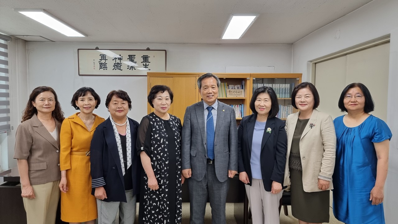 전국권사회 임원들과 홍재오 사장