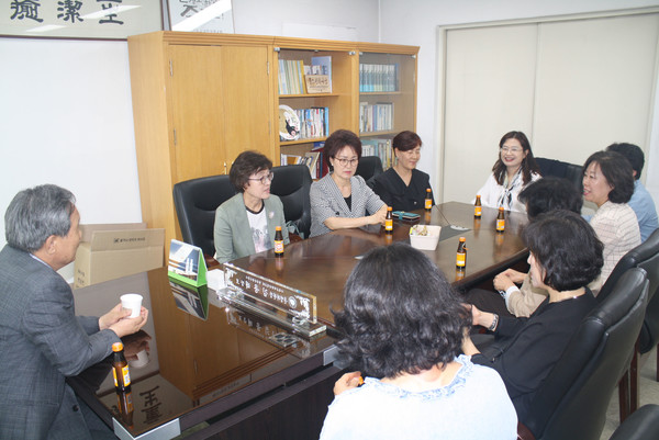 여전도회전국연합회 임원들과 환담하는 홍재오 사장