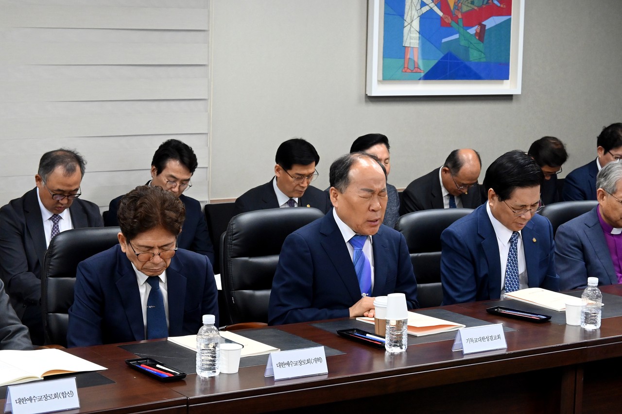 한교총 상임회장회의에서 축도하고 있는 류승동 총회장.