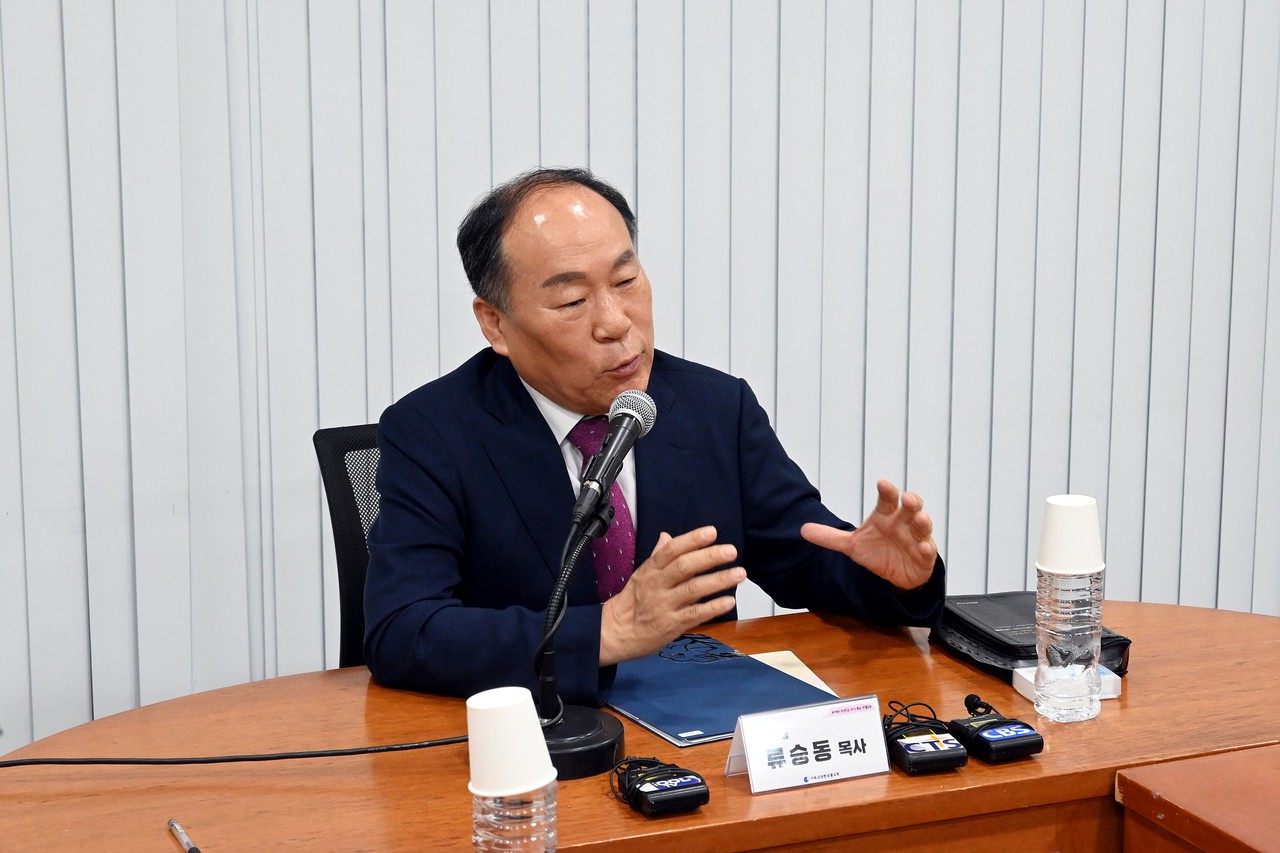 류승동 총회장이 7월 24일 총회본부에서 열린 교단 출입기자단 간담회에서 제118년차 중점 사업에 대해 설명하고 있다.