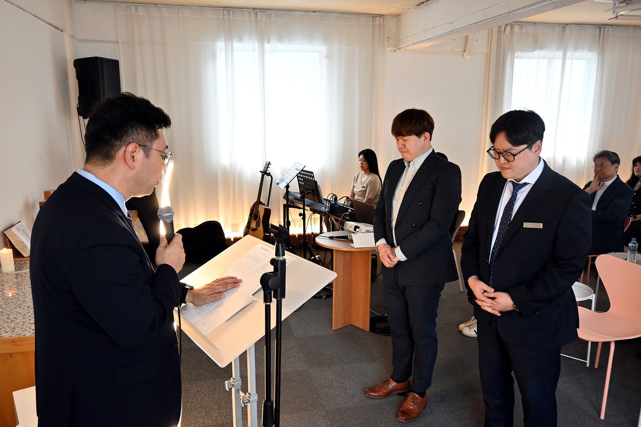 지난 7월 28일 열린 우리가본교회 김일환 담임목사 취임예식. 사진은 지방회장 문인서 목사의 집례로 김일환 목사와 교인 대표 윤용식 성도가 서약하고 있는 모습.