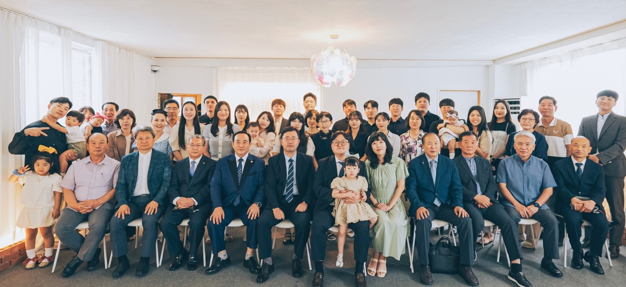 우리가본교회는 지난 7월 28일 김일환 담임목사 취임예식을 드렸다. 사진은 취임예식을 마치고 촬영한 순서자들과 우리가본교회 성도들의 단체사진.