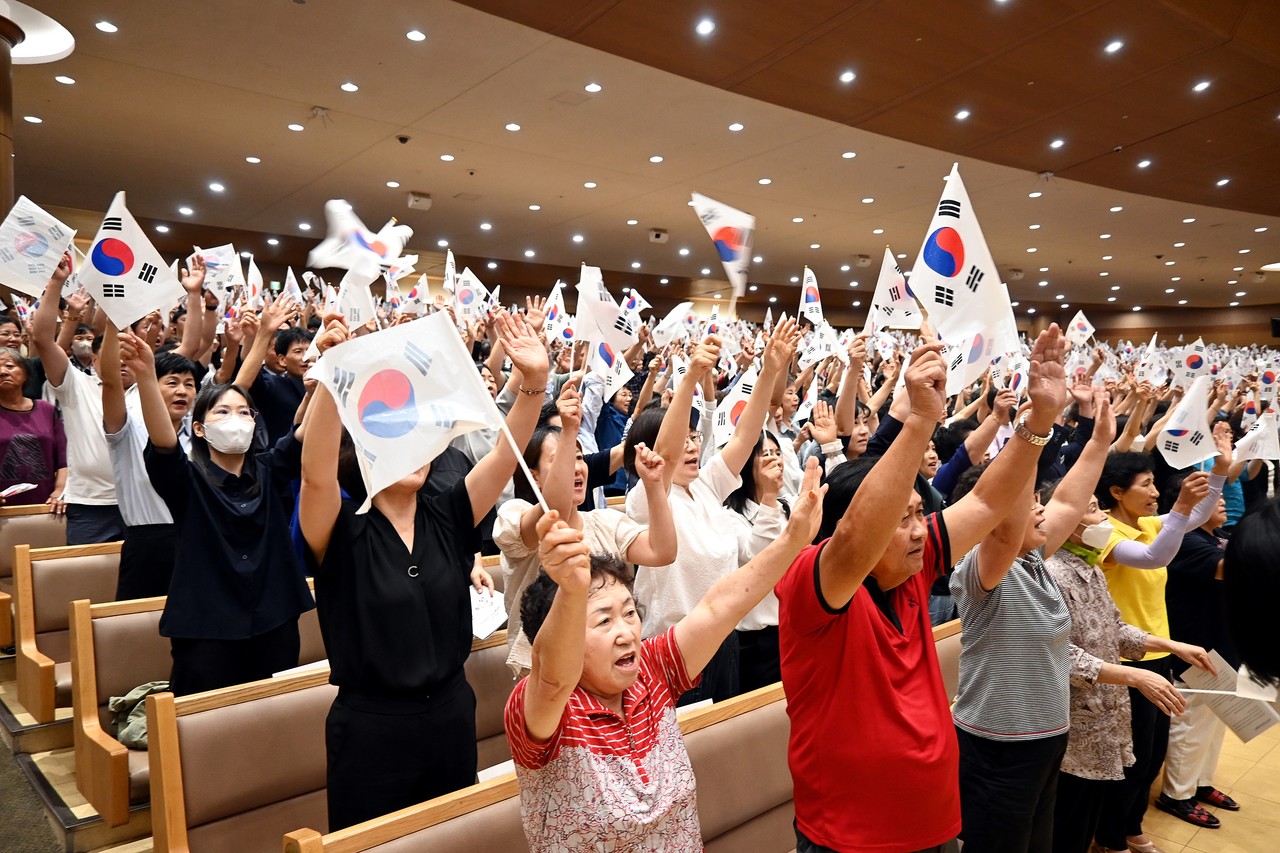 한국교회총연합은 8월 11일 연세중앙교회에서 ‘광복 79주년 한국교회 기념예배’를 드렸다. 사진은 만세삼창을 하며 태극기를 흔드는 성도들의 모습.