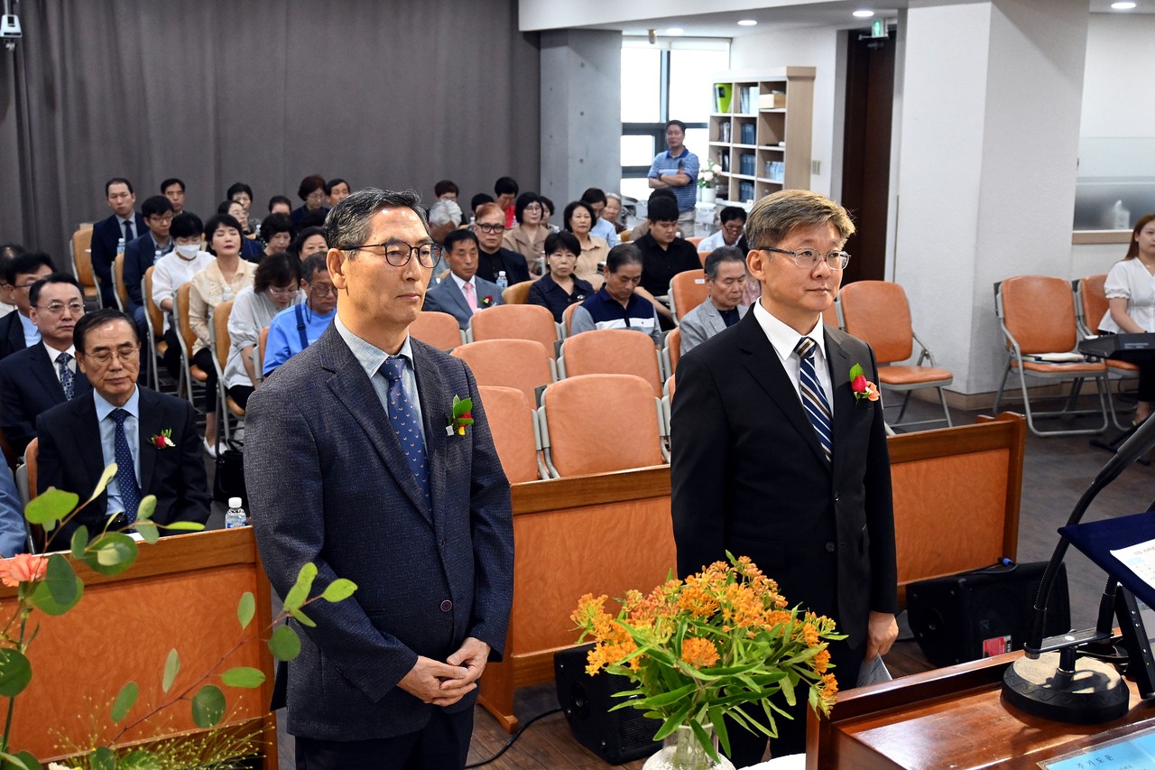 비전교회는 8월 18일 창립 20주년 감사 및 담임목사 취임예배를 드렸다. 이날 비전교회 새 담임으로 김규훈 목사(오른쪽)가 취임했다.