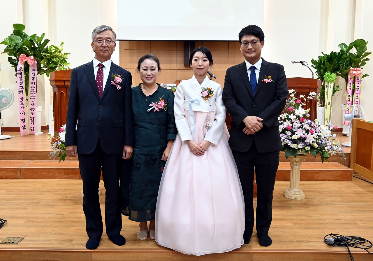 두창교회는 지난 8월 25일 김동혁 원로목사 추대 및 서승호 담임목사 취임예식을 거행했다.