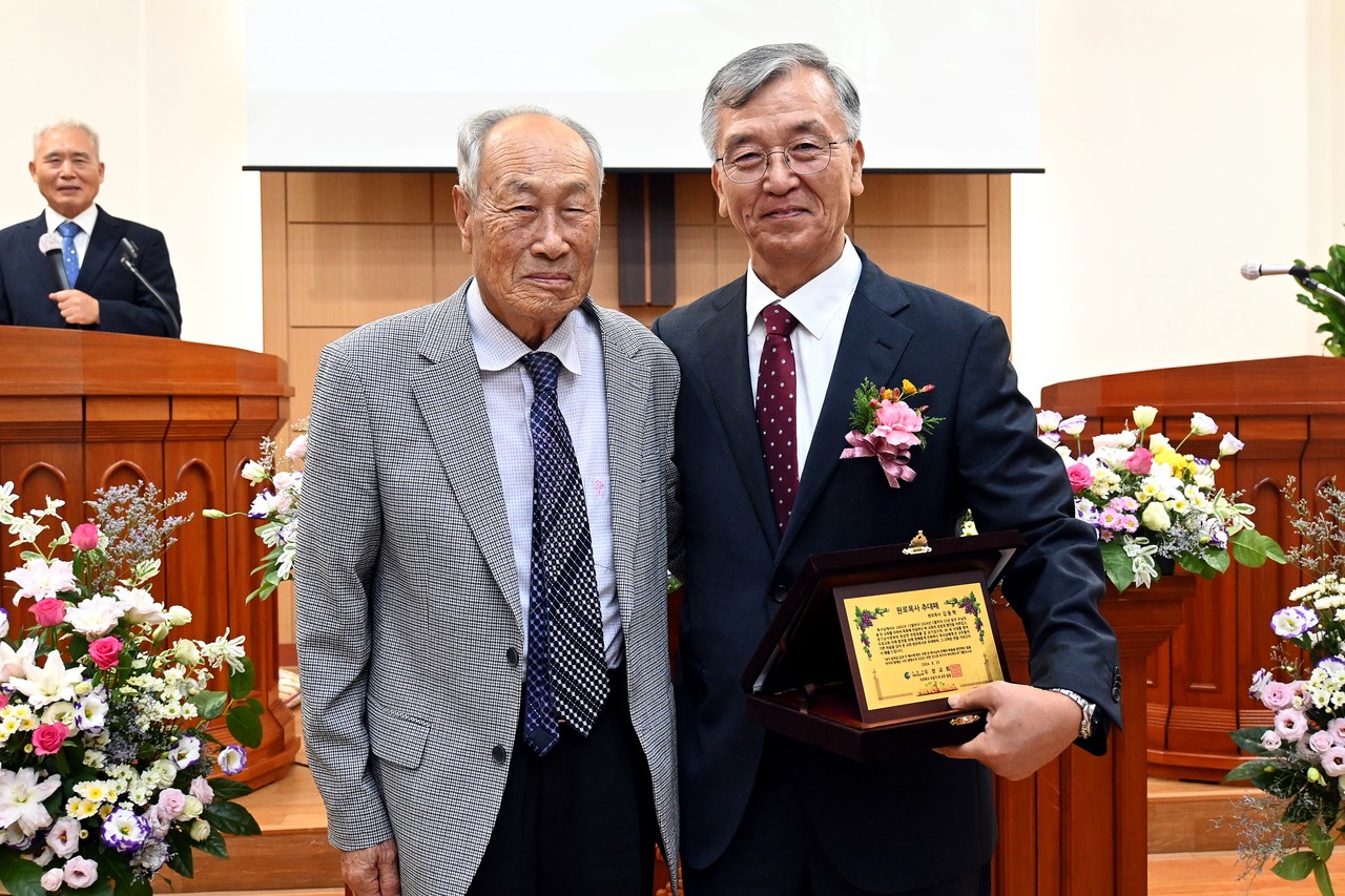 두창교회는 지난 8월 25일 김동혁 원로목사 추대 및 서승호 담임목사 취임예식을 거행했다.