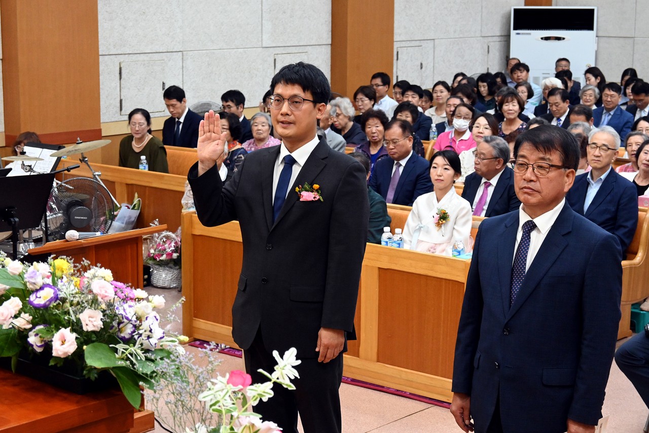 두창교회는 지난 8월 25일 김동혁 원로목사 추대 및 서승호 담임목사 취임예식을 거행했다.