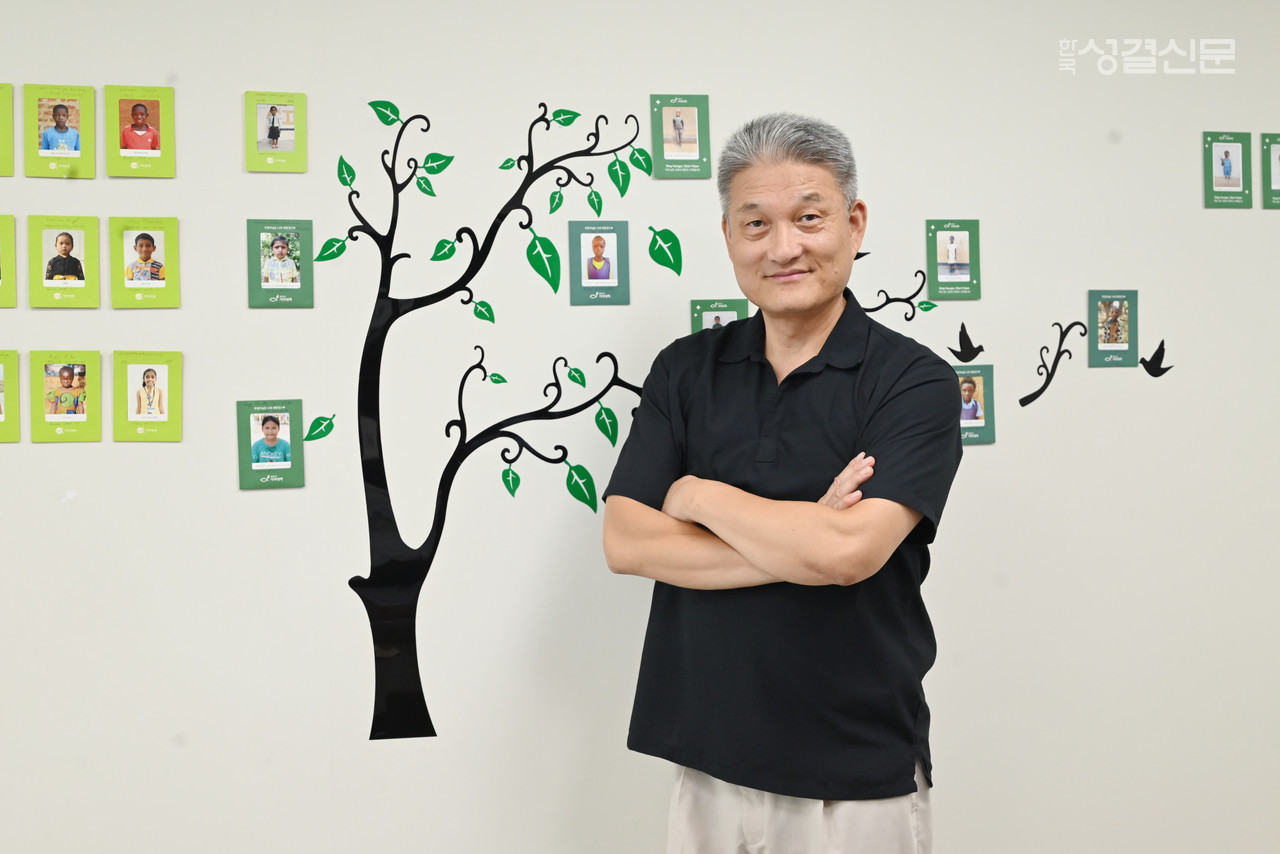 '사람을 낚는 어부' 영주감정평가사사무소 대표 김대봉 안수집사(실로암교회)가 기아대책을 통해 일대일 후원하는 40명의 아이들 사진 앞에서.