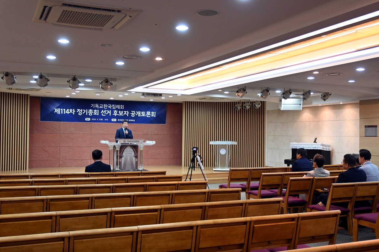 텅 빈 공개토론회장에서 선관위원장 차성회 목사가 입장을 밝히고 있다. 이날 토론회에는 총무 후보로 나선 현 총무 김일엽 목사 측만 참여했다. 이욥 목사는 불참했다.