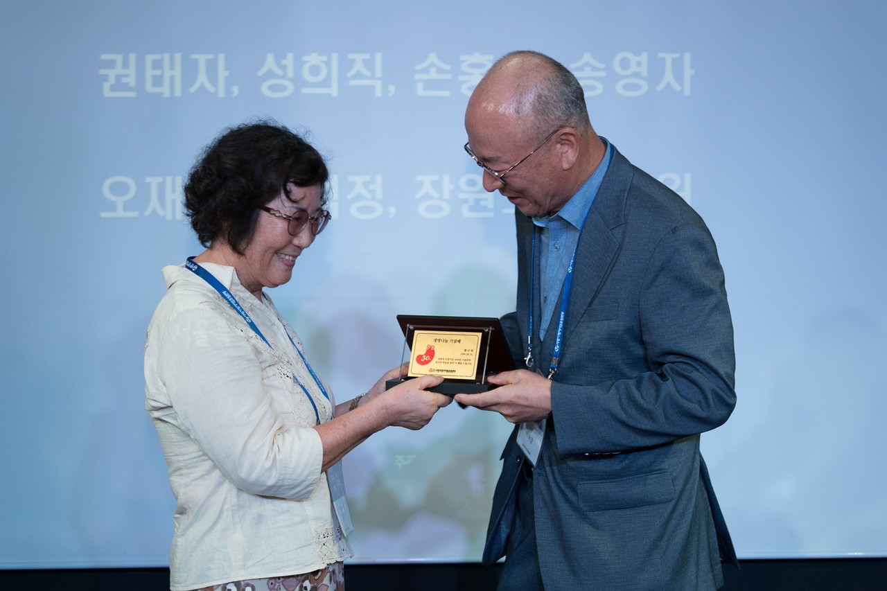 본부 이사인 박국양 교수로부터 기증 30년 기념패를 전달받는 신장기증인 황인원 씨. (사진=사랑의장기기증운동본부)