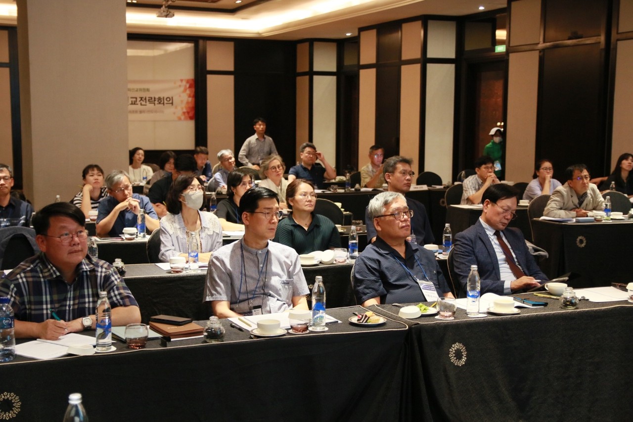 9월 9-13일 인도네시아 발리에서 열린 동남아시아권역 선교전략회의에 참석한  해외선교위원장 김철호 목사와 부위원장 이봉남 장로, 실행위원 조준철 목사, 교단 총무 문창국 목사, 송재흥 선교국장 등이 선교사들의 발표를 들으며 집중하는 모습.