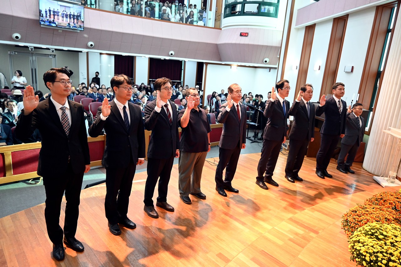 하늘평안교회는 9월 29일 창립 33주년 기념 임직예식을 거행했다. 사진은 서약 중인 신임 안수집사들.