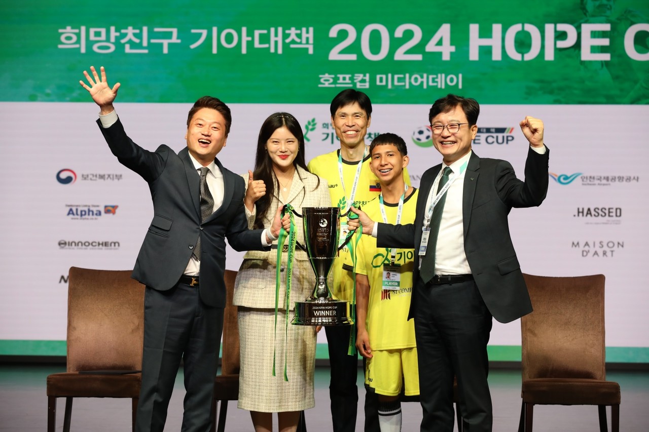지난 10월 2일 오전 서울 한국의집 민속극장에서 열린 희망친구 기아대책 ‘2024 호프컵(HOPE CUP) 미디어데이’ 행사에서 최창남 희망친구 기아대책 회장, 호프컵 대회장 이수인 대표, 호프컵 명예대회장 박문성 축구 해설위원, 이철희 기대봉사단, 에콰도르 대표팀 다비드 선수가 공인구와 트로피를 공개하고 기념촬영을 하고 있다. (사진=기아대책 제공)