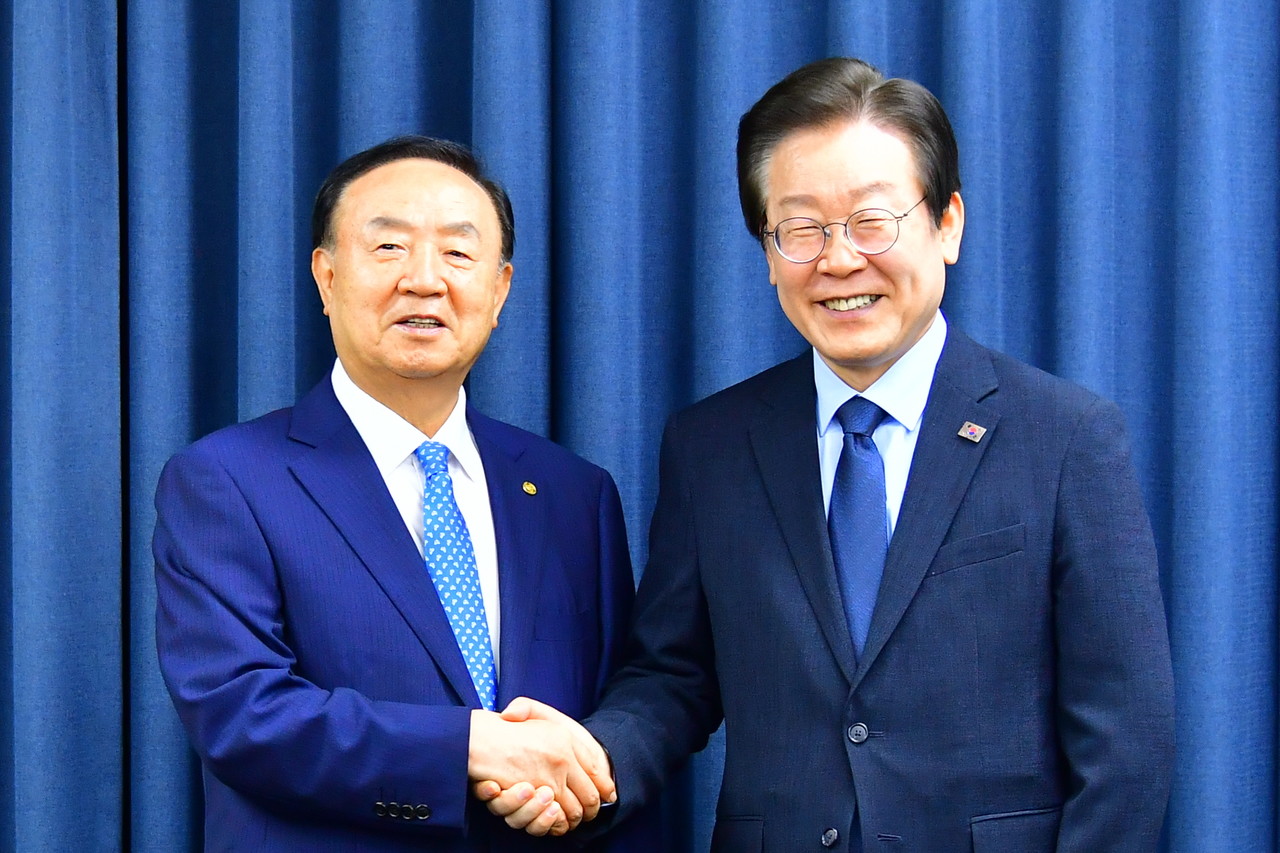 장종현 한국교회총연합 대표회장과 이재명 더불어민주당 대표. (사진=한국교회총연합 제공)