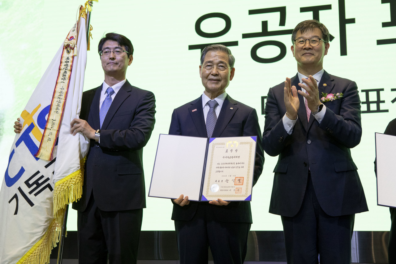 제19회 임산부의 날 대통령 표창을 수상한 CTS. CTS 감경철 회장(가운데)과 이기일 보건복지부 1차관(오른쪽). (사진=CTS기독교TV 제공)