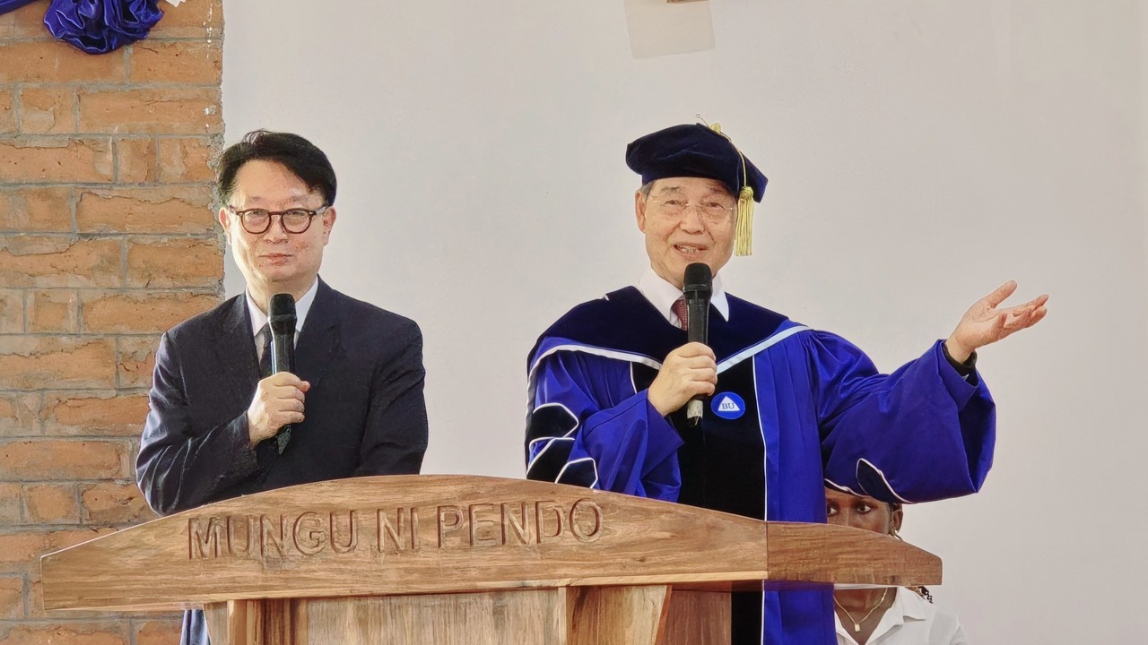 10월 22일 오전 10시(현지시간) 감경철 UAUT 신임이사장(오른쪽)이 입학식에서 축사를 하고 있다. (사진=CTS기독교TV 제공)