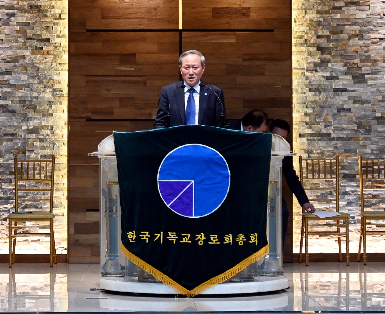 취임 인사를 전하고 있는 이훈삼 목사.