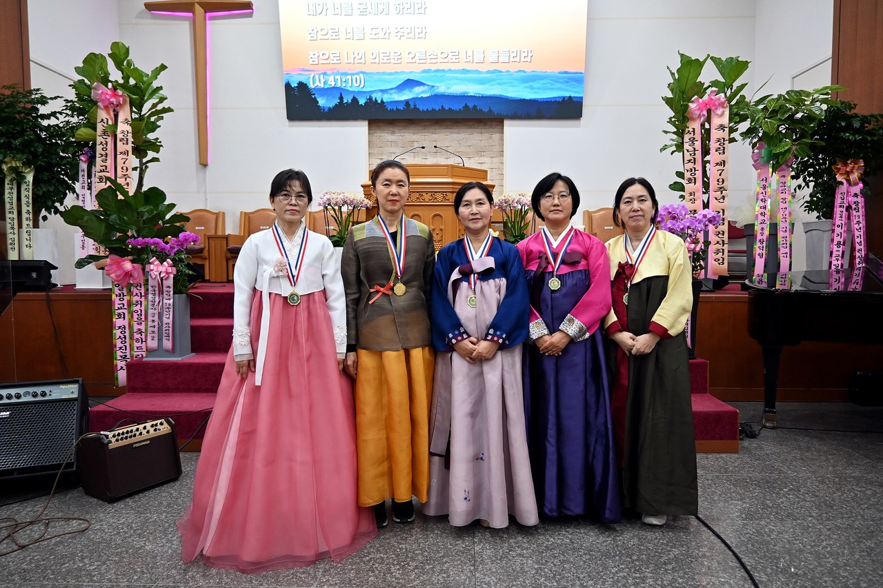 청파교회는 11월 24일 창립 79주년을 맞아 임직예식을 거행했다. 사진은 이날 취임한 신임 권사들.