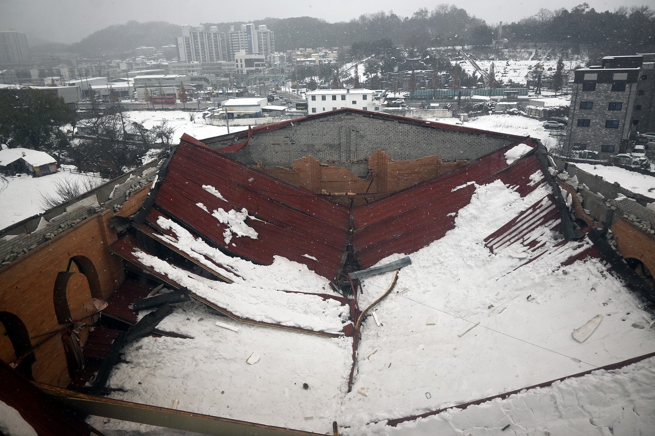 지붕이 완전히 무너진 오산평화교회의 모습. 지난 11월 28일 오전 10시경 기록적인 폭설로 인해 붕괴 사고가 발생했다.