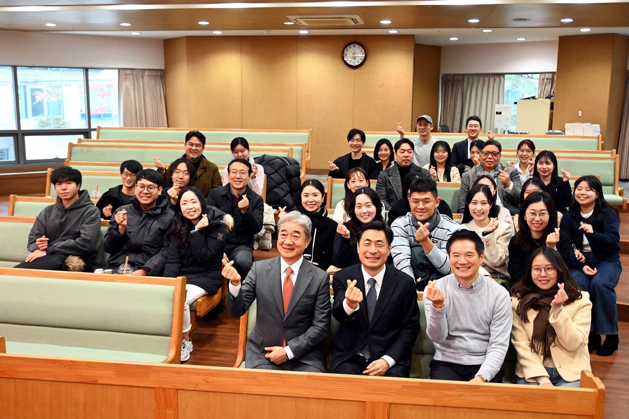 신촌교회는 11월 30일 성봉채플에서 신촌멘토링스쿨 1기 수료식을 개최했다.