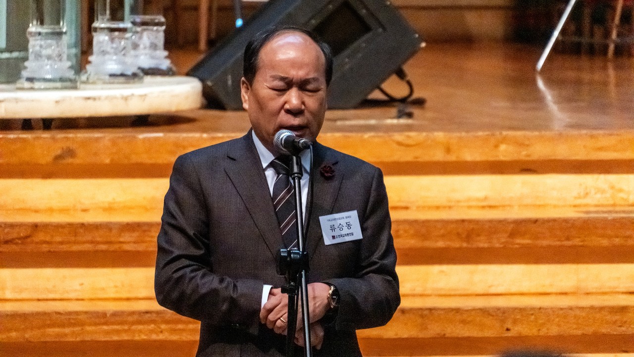 한국교회총연합 제8회 정기총회 개회예배에서 대표기도 중인 류승동 총회장.
