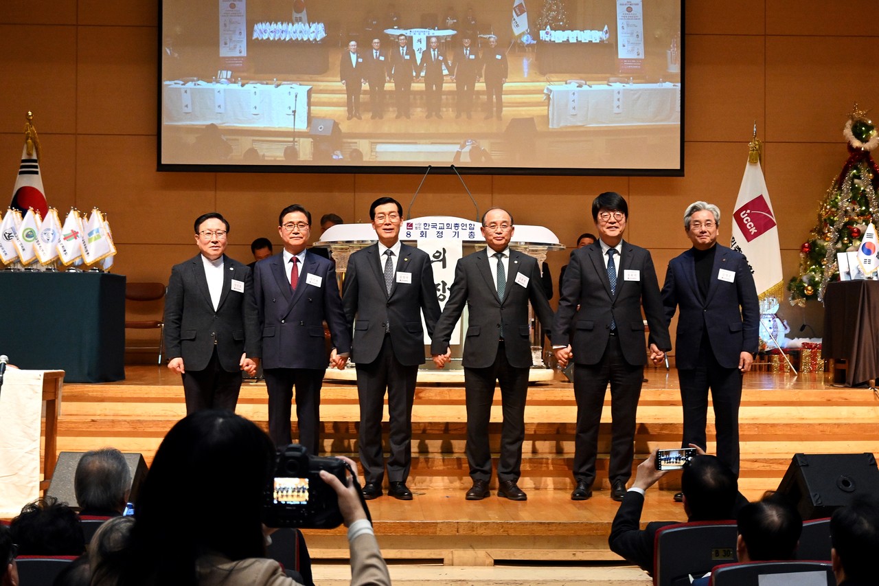 교단총무 문창국 목사를 비롯해 새로 선임된 실무임원들이 총대들에게 인사하고 있다.