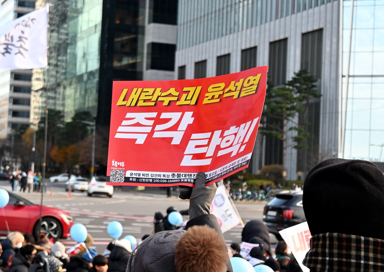 100만 명의 시민들이 윤석열 대통령에 대한 탄핵 소추안이 표결에 부쳐진 지난 12월 7일 국회와 여의도 일대에서 대통령 퇴진을 촉구했다.