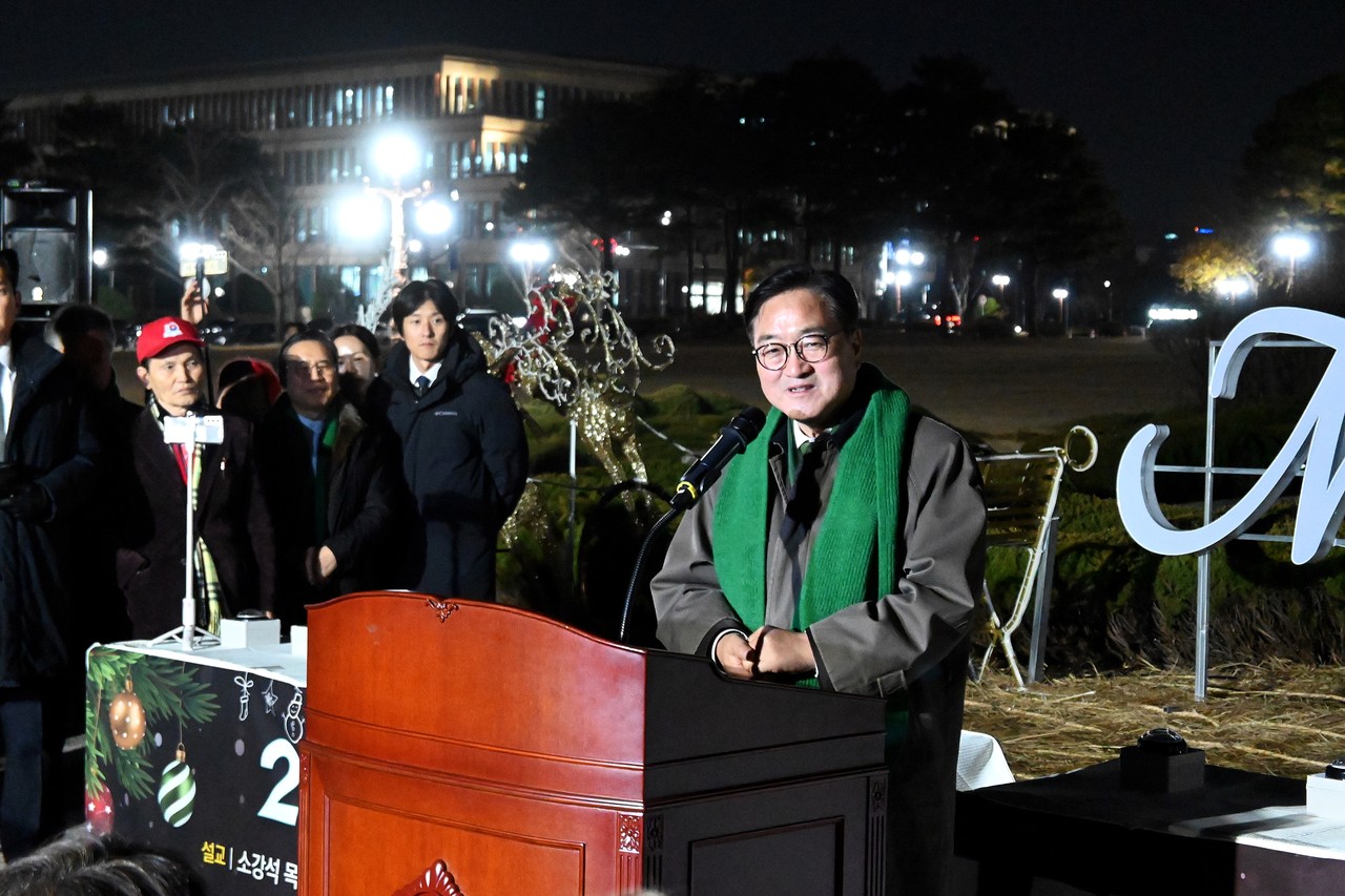 ‘2024 성탄점등식 및 국회기도회’에서 인사말을 전하고 있는 우원식 국회의장.