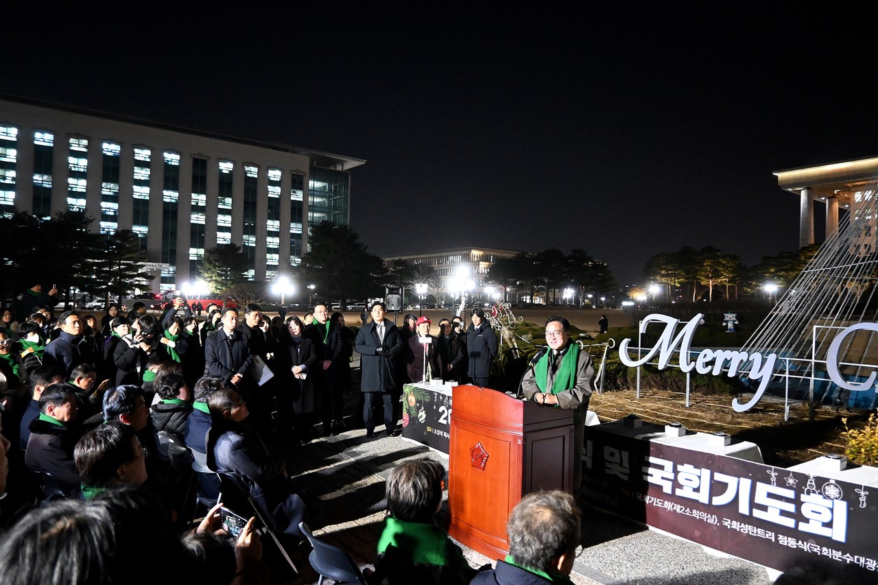대한민국 국회조찬기도회는 12월 11일 국회 의원회관 제2소회의실과 분수대광장에서 ‘2024 성탄점등식 및 국회기도회’를 개최했다.