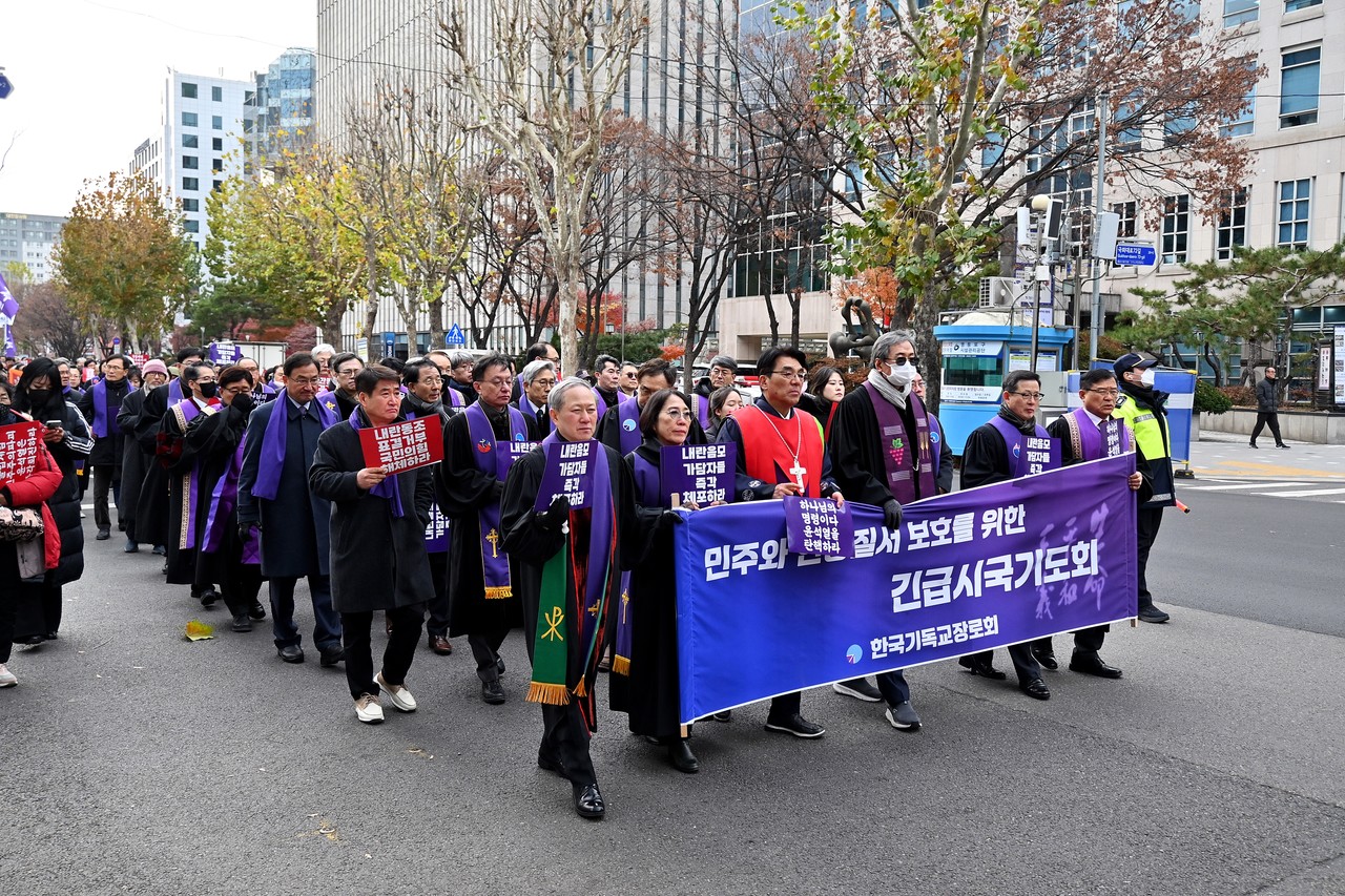 한국기독교장로회는 지난 12월 12일 여의도 국회의사당 앞과 국민의힘 당사 앞에서 ‘민주와 헌정질서 보호를 위한 긴급 시국기도회’를 개최했다.