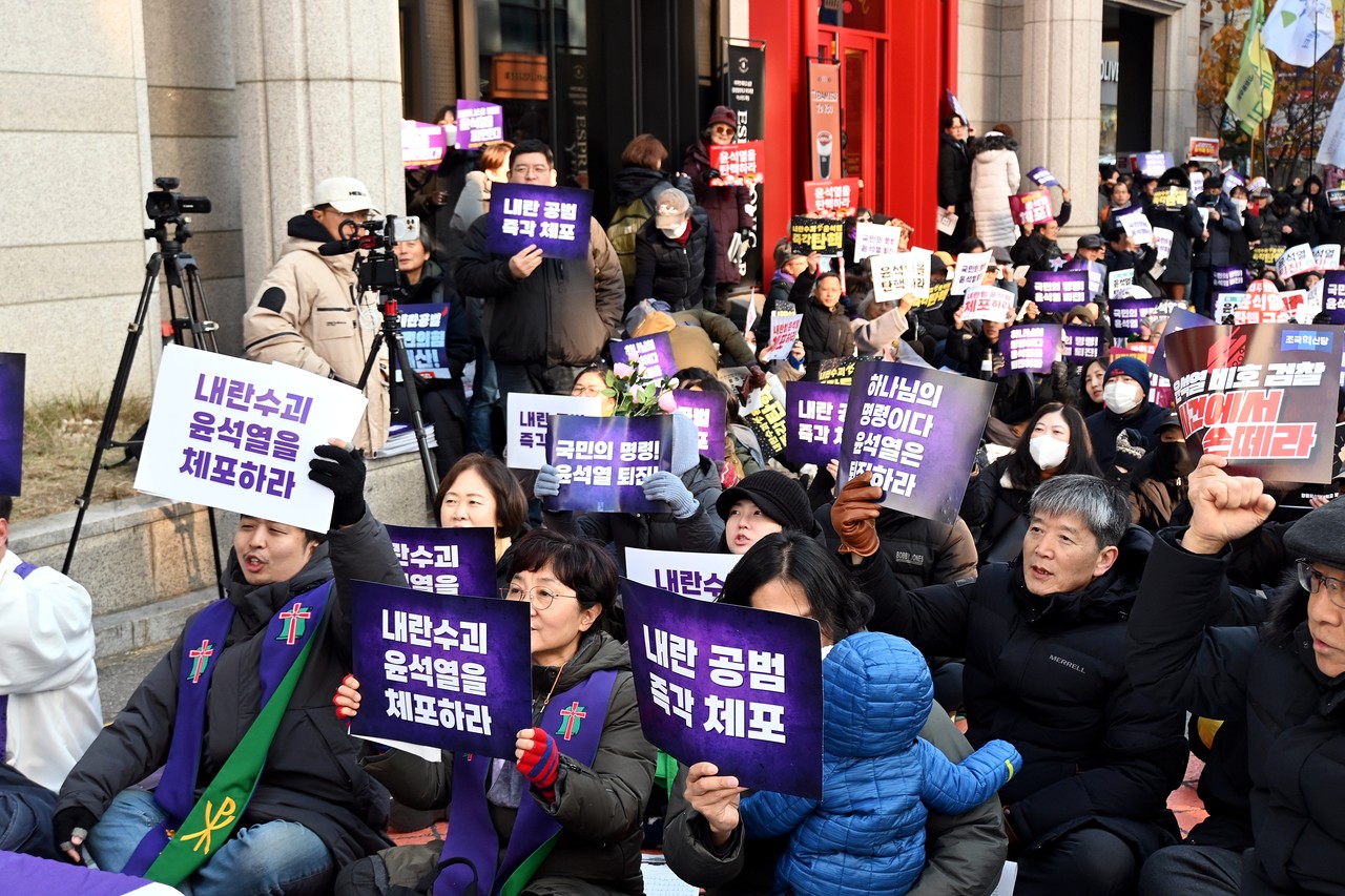 ‘민주주의 회복과 윤석열 탄핵촉구 시국기도회’가 12월 14일 오후 1시 국임의힘 당사 앞에서 개최됐다.
