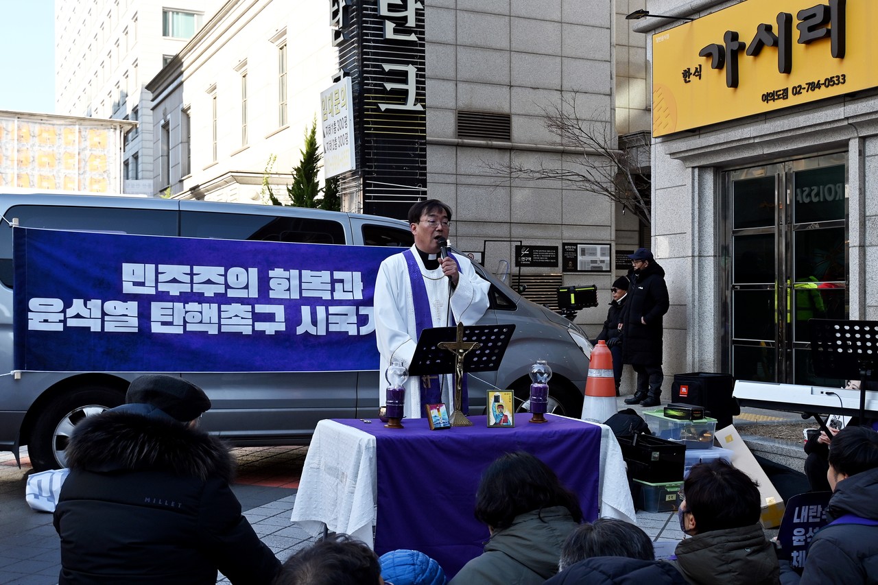 ‘민주주의 회복과 윤석열 탄핵촉구 시국기도회’가 12월 14일 오후 1시 국임의힘 당사 앞에서 개최됐다.