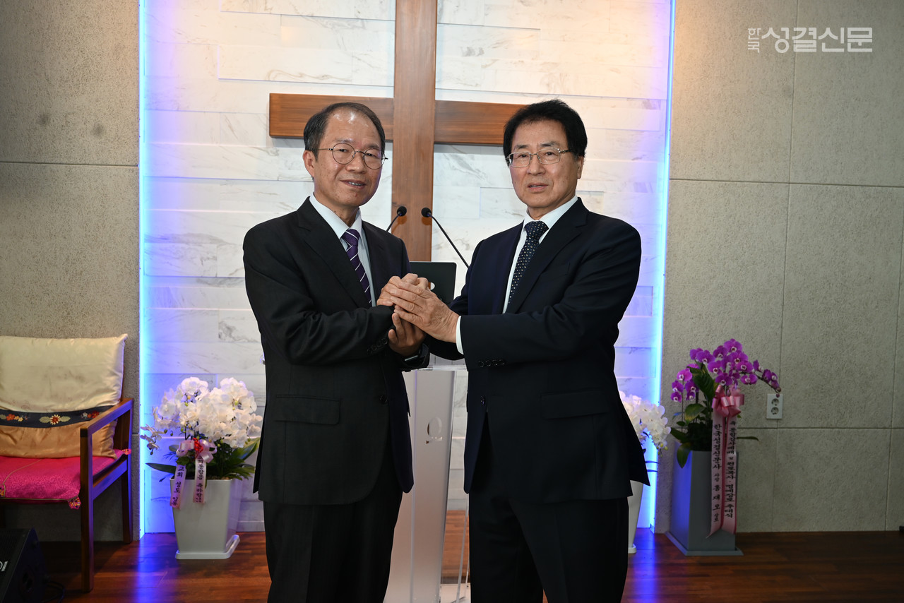 서울강남지방 신림제일교회와 서울강서지방 초양교회가 통합해 새로운 '초양교회'로 첫 걸음을 내디뎠다. 사진은 초양교회 담임 김인태 목사(왼쪽)과 이종은 원로목사가 손을 맞잡고 있는 모습.