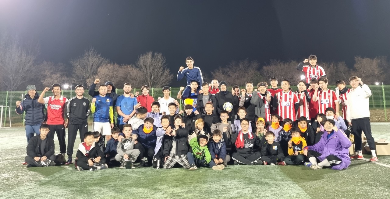 다이룸FC와 은평교회 청년들의 교류전이 있던 날. 은평교회  청년들은 신나게  같이  경기도  하고,,아이들에게 넥워머와 장갑도  선물로 줬다.